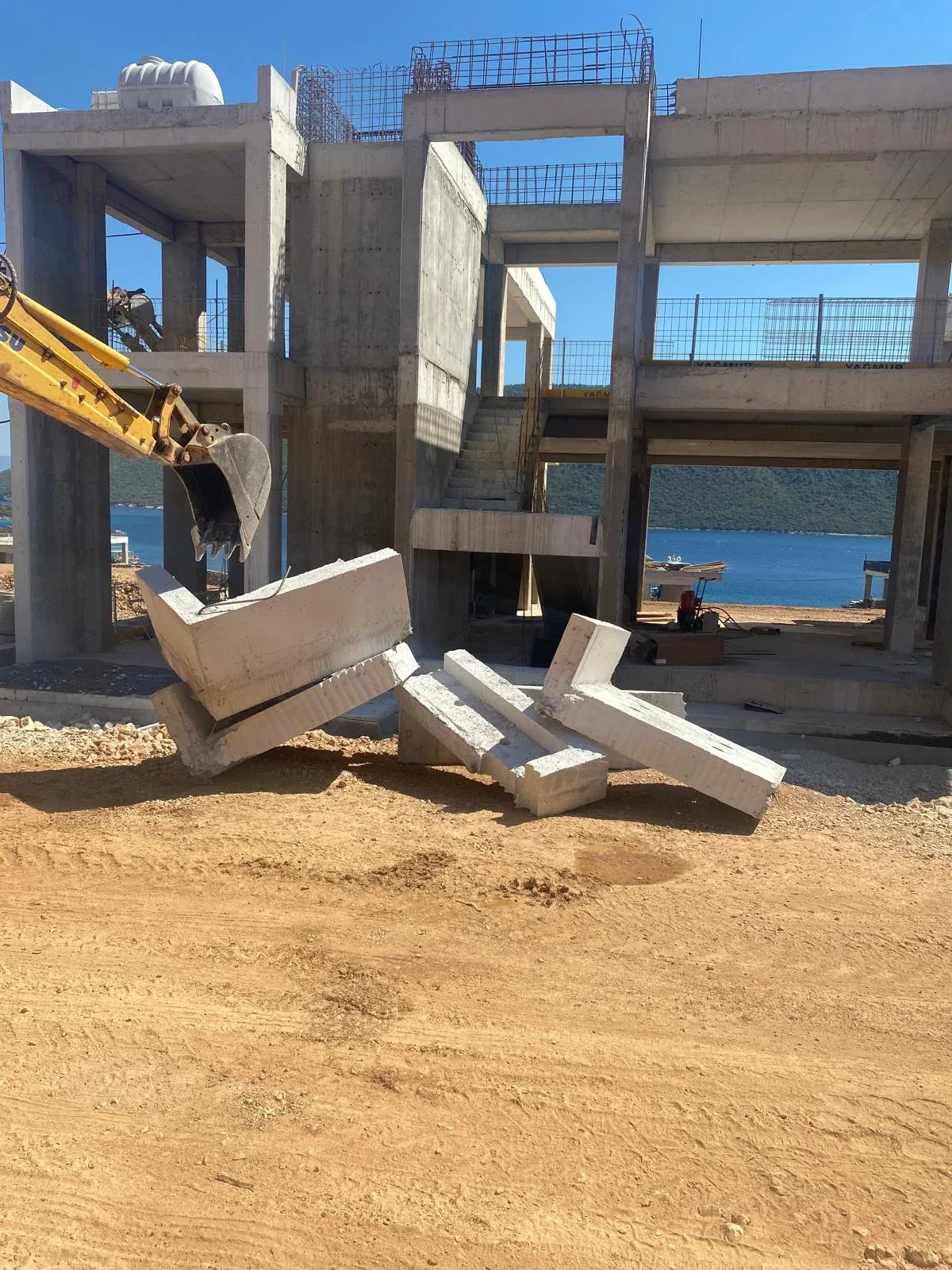 İş Makinesi ile Beton ve Moloz Tahliyesi